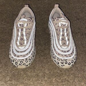 Im selling these because I never wear them